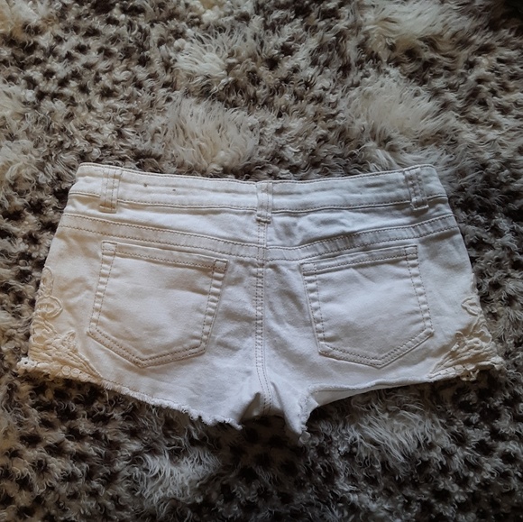 White Embroidered Distressed w/Lace Jean Short - Picture 4 of 5